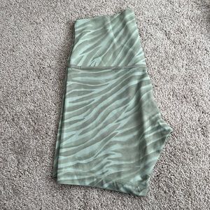Align Short 6” - Green striped print - size 6